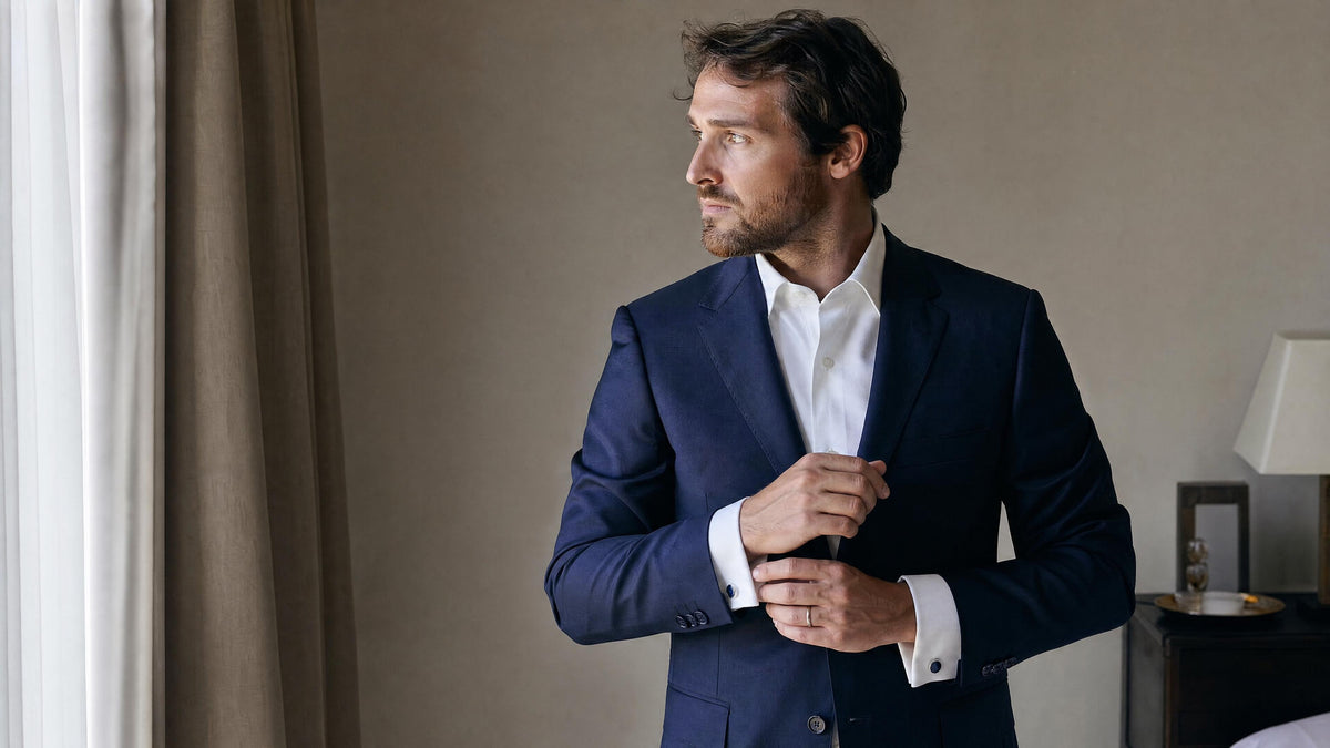 Homme en costume portant une chemise à boutons de manchette, vue lifestyle élégante. Kuva