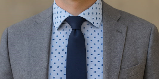 Comment associer sa cravate à une chemise à motifs pour un look homme élégant ?