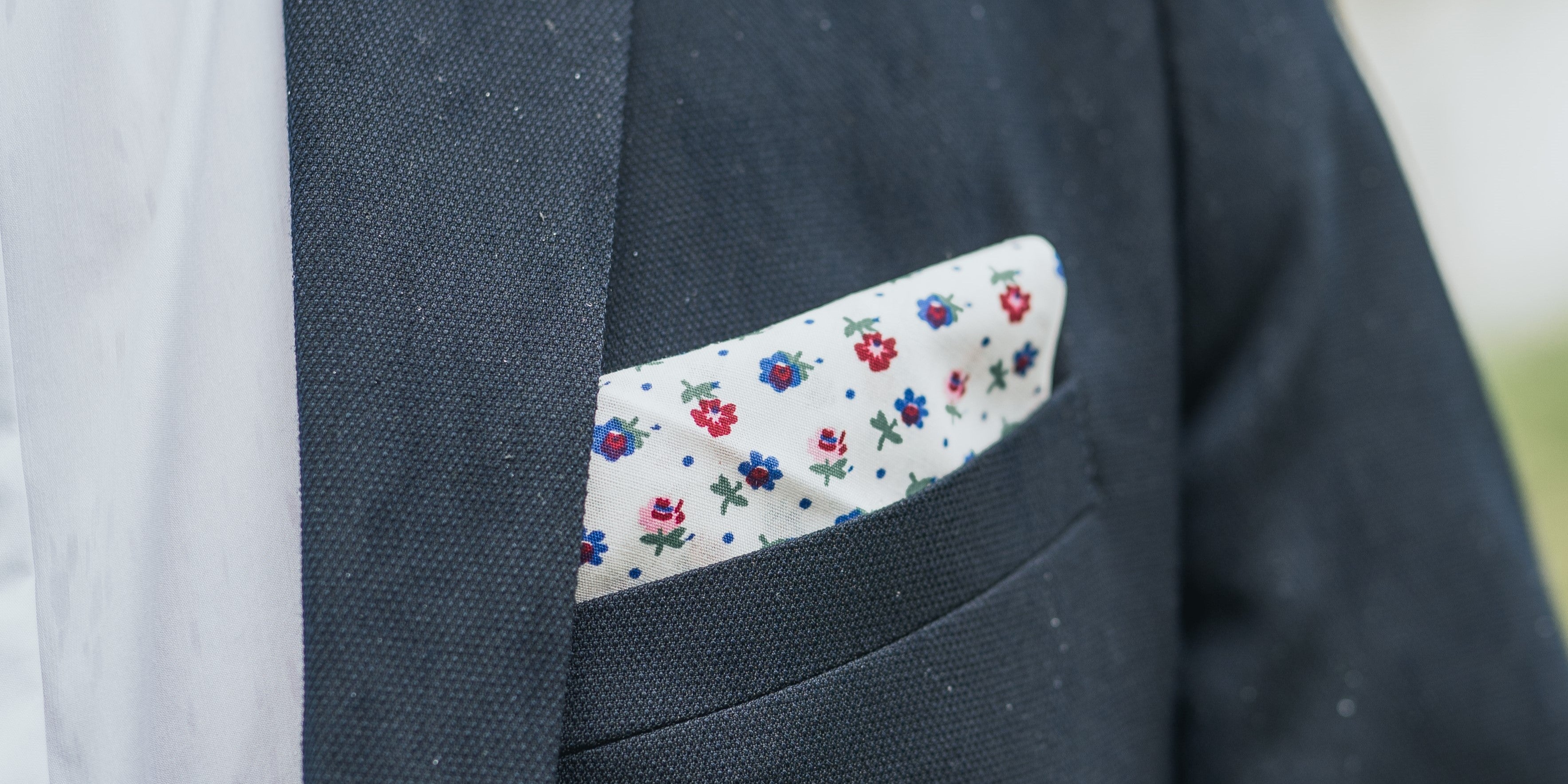 Guide complet : Comment parfaitement mettre une pochette de costume Kuva