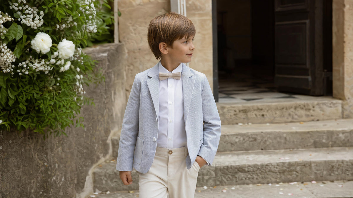 Garçon en tenue de cérémonie avec accessoires adaptés pour un mariage. Kuva